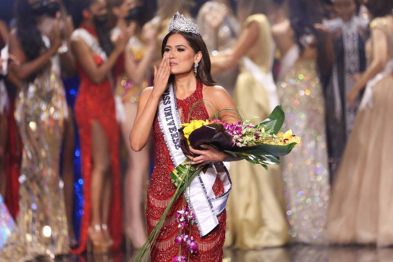 A mexicana Andrea Meza, desfila após ser coroada Miss Universo