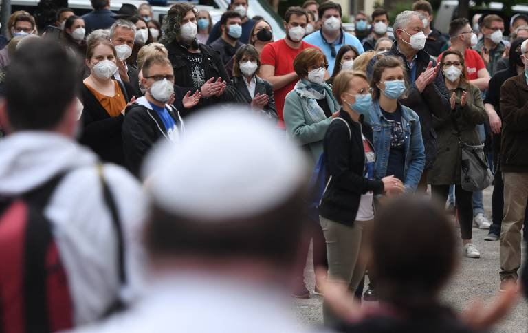 Manifestantes fazem vigília em frente a uma sinagoga de Gelsenkirchen, no oeste da Alemanha, após crescimento de manifestações antissemitas com o acirramento do conflito entre Israel e palestinos