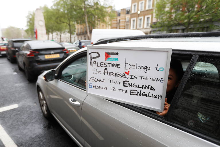 Manifestante pró-Palestina leva cartaz em seu carro em Londres
