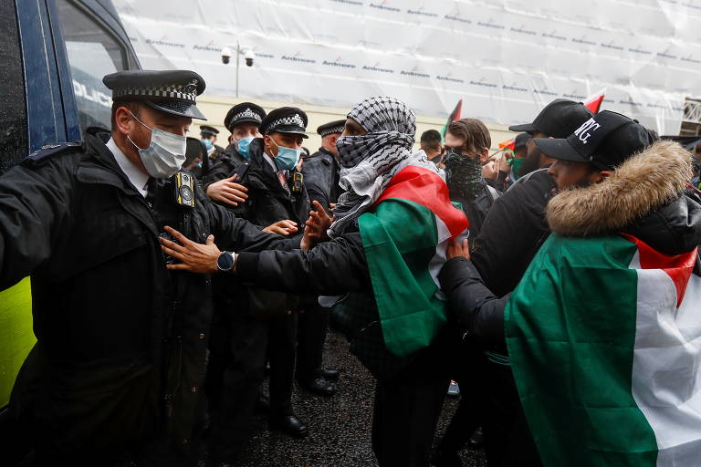 Manifestantes pró-palestinos entram em conflito com a polícia em Londres

