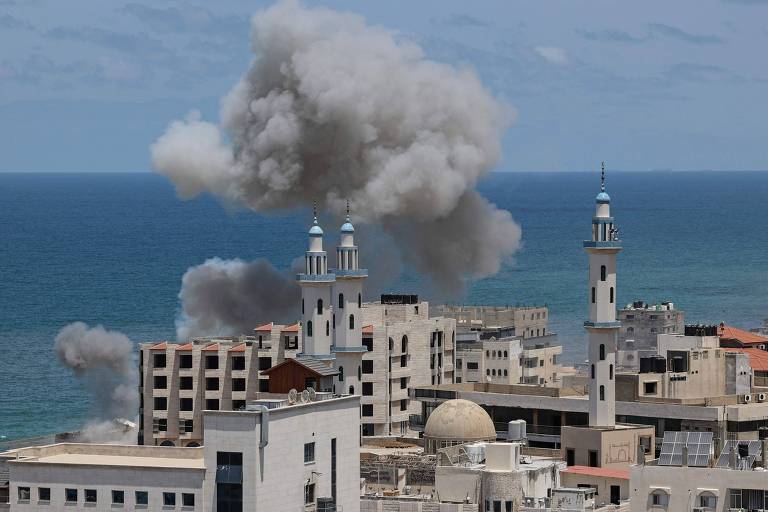 Fumaça após bombardeio em porto da cidade de Gaza 