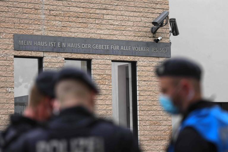 Policiais em frente a sinagoga durante vigília contra o antissemistismo em Gelsenkirchen, na Alemanha