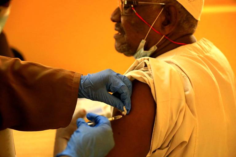 Homem recebe vacina contra Covid no Sudão, um dos países que receberam doses via Covax -