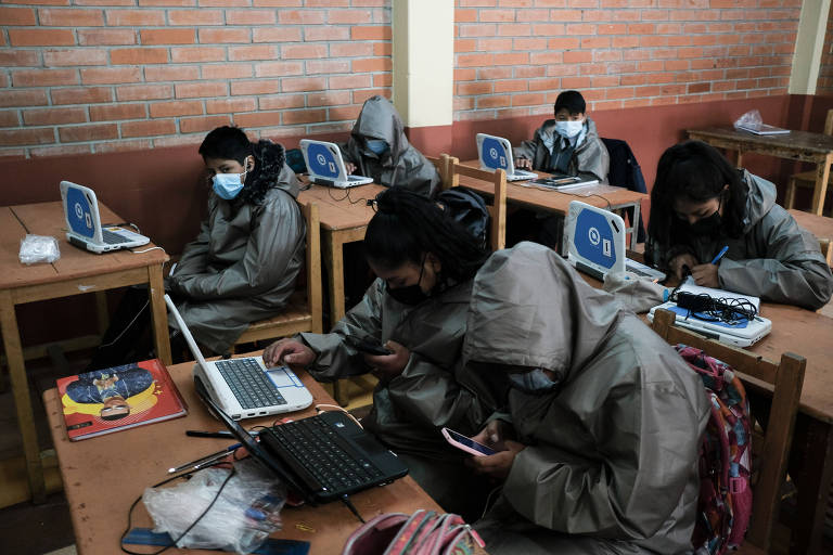 Estudantes em La Paz, na Bolívia, estudam com computadores doados 