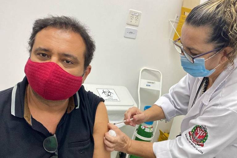 Geraldo Luís toma vacina