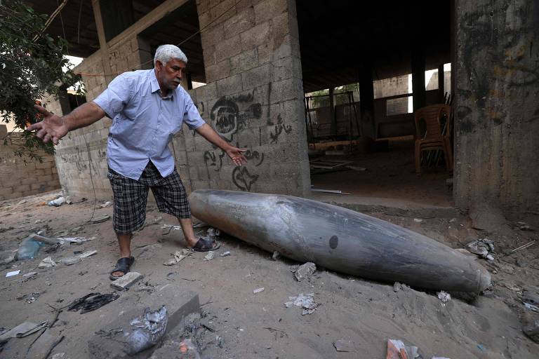 Bomba israelense não detonada em Gaza e migrantes a caminho de Ceuta; veja imagens de hoje