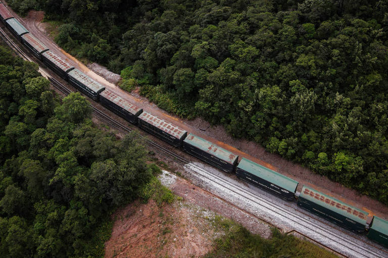 Trem passa pela malha da MRS próximo à estação Evangelista de Souza, no extremo sul de São Paulo