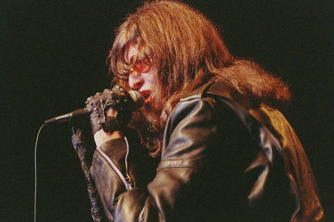 O vocalista Joey Ramone, do conjunto de rock Ramones, em show no Olympia.  [FSP-Ilustrada-13.03.96]*** NÃO UTILIZAR SEM ANTES CHECAR CRÉDITO E LEGENDA***