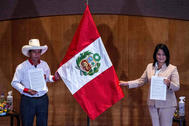 Candidatos presidenciais no Peru Pedro Castillo (esq.), do partido Peru Libre, e Keiko Fujimori, do Fuerza Popular; no centro da imagem, há uma bandeira do Peru em um pequeno mastro