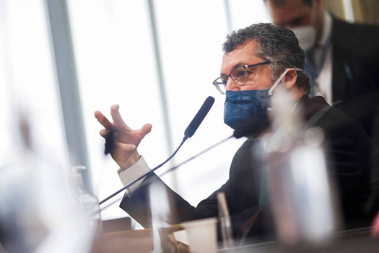 O ex-ministro Ernesto Araújo durante depoimento à CPI, nesta terça-feira (18)