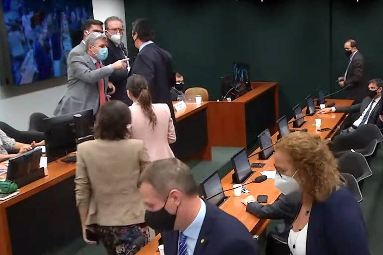 Deputado Diego Garcia empurra deputado Paulo Teixeira em comissão que debate maconha medicinal
