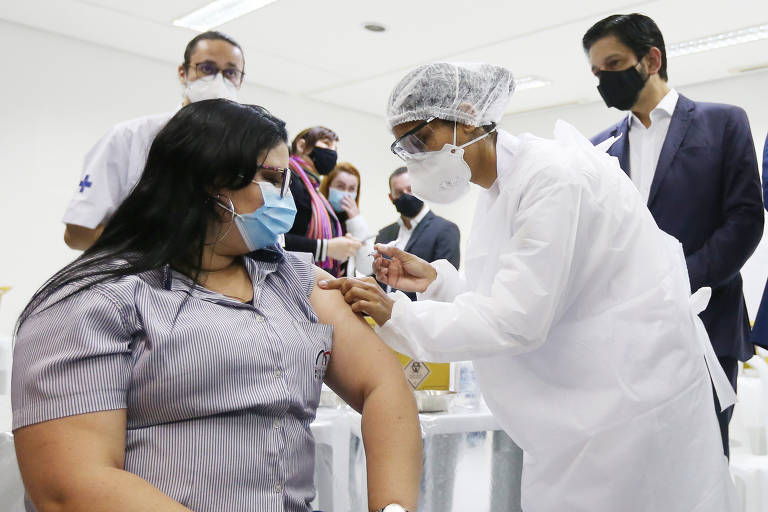 São Paulo começa a vacinar motoristas e cobradores de ônibus