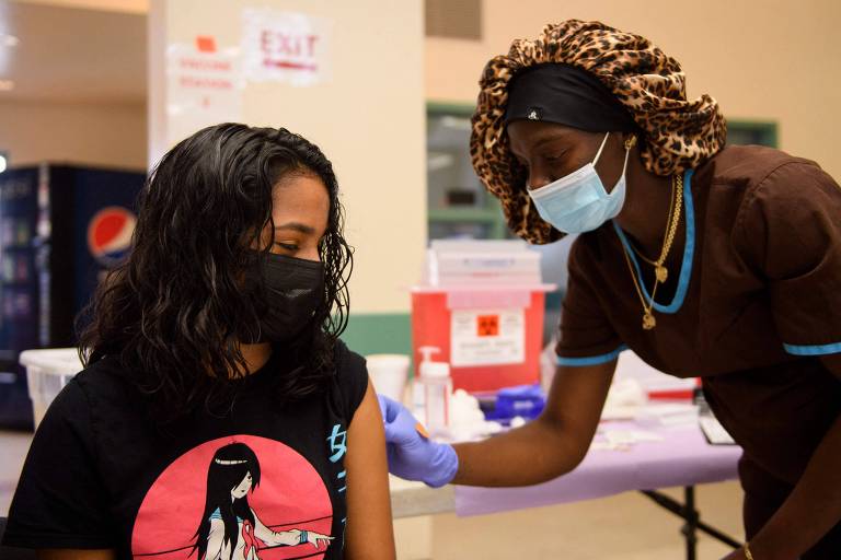 Brianna Banuelos, 12, recebe uma dose de vacina contra a Covid, nos Estados Unidos