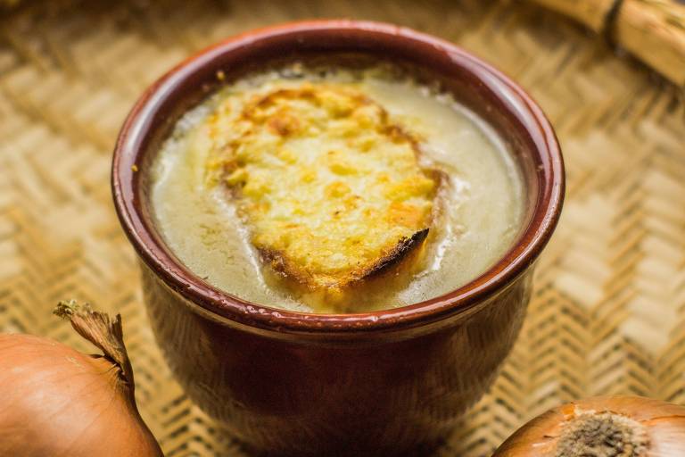 A sopa de cebola gratinada, da Ceagesp, é boa pedida para o inverno