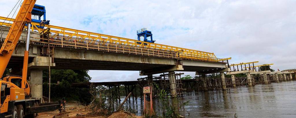 Ponte em construção sobre o rio Arinos, na MT-220