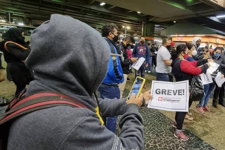 Passageiros foram surpreendidos pela greve nas estações do Metrô