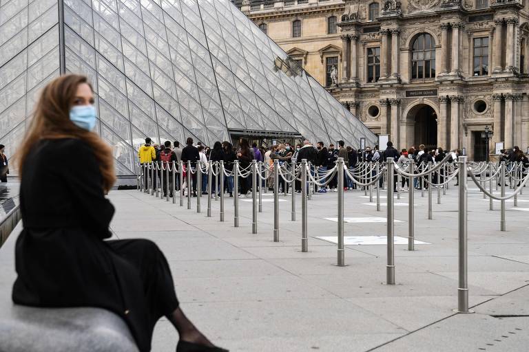 França reabre áreas externas de cafés e museus após seis meses de fechamento