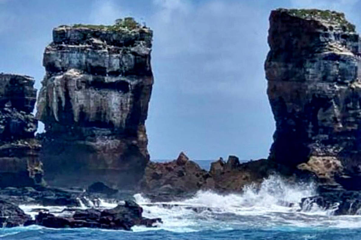 Collapse of the summit of Darwin’s Arc, a Galapagos rock formation;  See Before and After – 05/19/2021 – Turismo