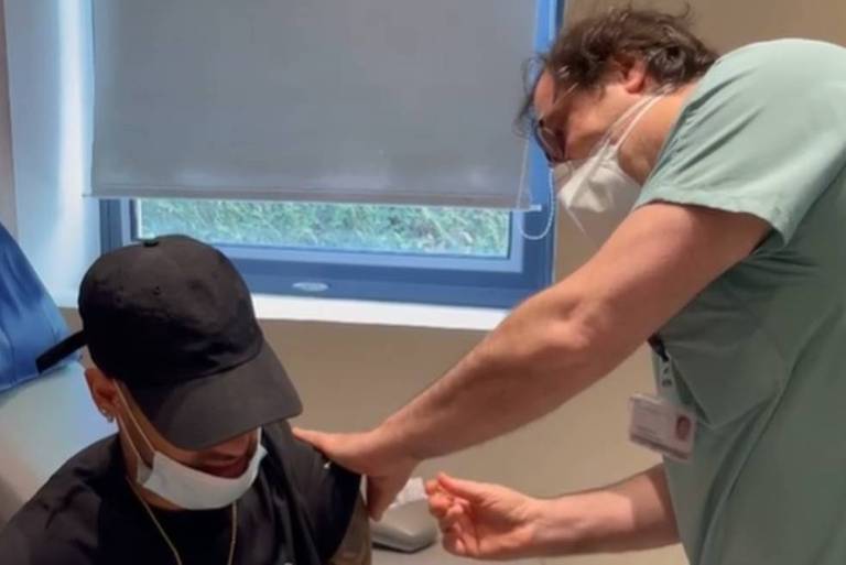 Neymar recebe a aplicação da vacina contra a Covid-19