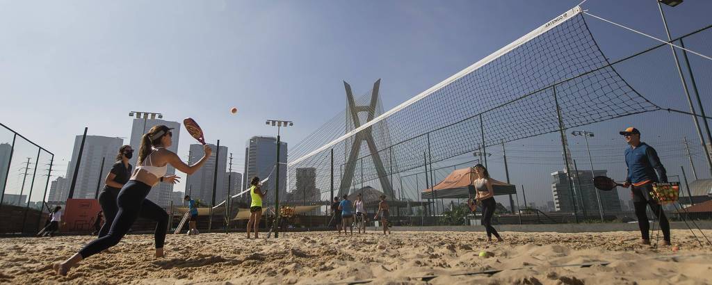 Aula de tênis de praia no Sampa Beach, em São Paulo