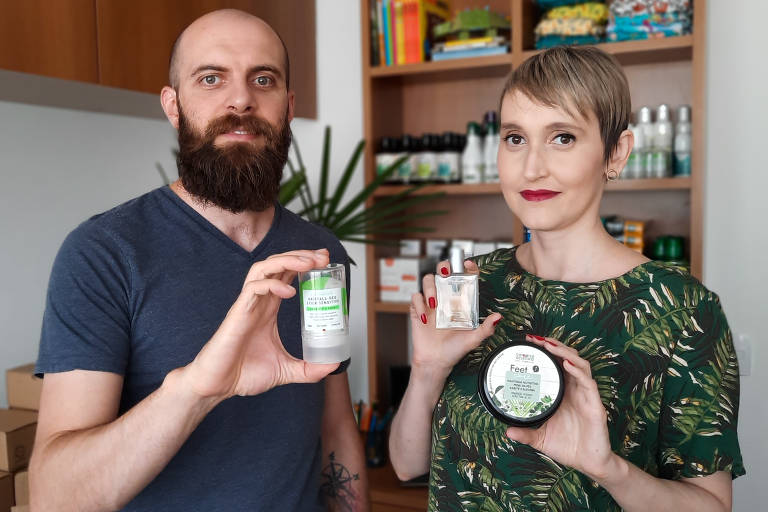 Mariana Alves e Johny Dallasuanna seguram embalagens de cosméticos veganos