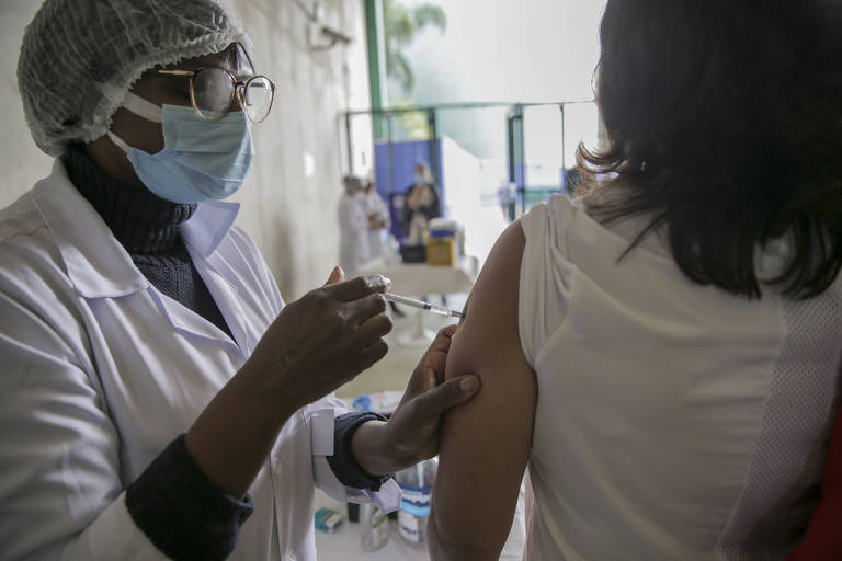 Mulher é vacinada com dose da Pfizer em São Paulo 
