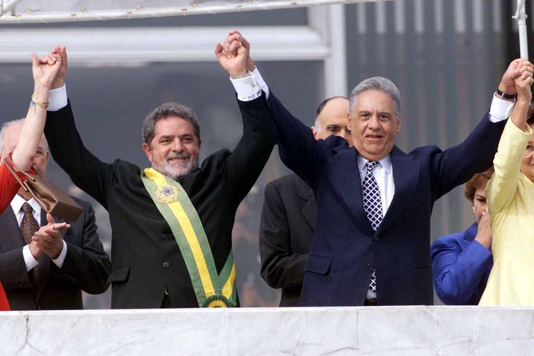 Luiz Inácio Lula da Silva (PT) recebe a faixa presidencial do presidente Fernando Henrique Cardoso (PSDB), no parlatório do palácio do Planalto, em Brasília