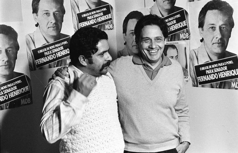 Eleição Legislativa no Brasil, 1978: Fernando Henrique Cardoso (à dir.), candidato ao Senado pelo MDB, recebe a visita de líderes sindicais entre eles, de Lula, do sindicato dos Metalúrgicos do ABC paulista, em um de seus comícios. 