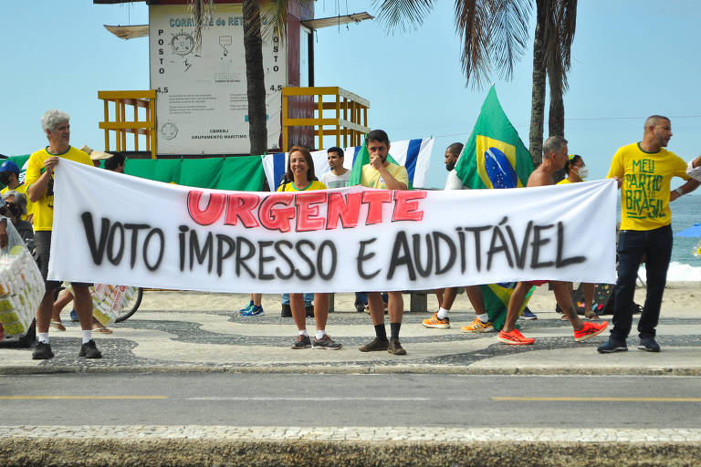 Bolsonaristas participam de manifestação pró-governo em Copacabana, no Rio de Janeiro, com faixa em defesa do voto impresso
