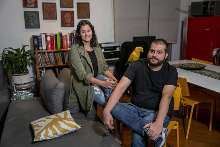 O casal Beatriz Rocha e Francisco Lobello em apartamento nos Jardins, trocado por propriedade em Jacareí "‚Adriano Vizoni/Folhapress
