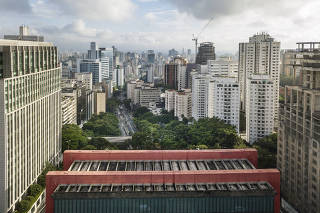 ***Guia faz um especial de aniversario da cidade de SP ***Passeio arquitetonico por Sao Paulo: vista aerea (de drone) do predio do MASP na av Paulista