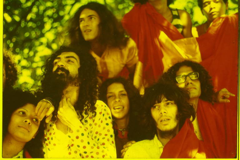 A partir da esq.: Rúbia Matos, Paulinho Boca de Cantor, José Simão, Gal Costa, Pepeu Gomes e Waly Salomão no  Mirante Sétimo Céu, no Leblon (Rio), em 1971, durante a turnê do show Gal Fatal