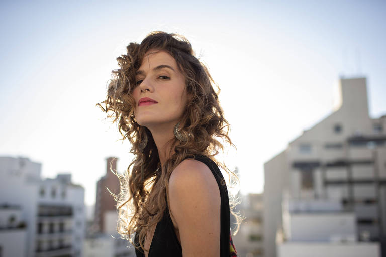 O que significa roletar? Entenda gíria usada pela cantora Ana Canãs