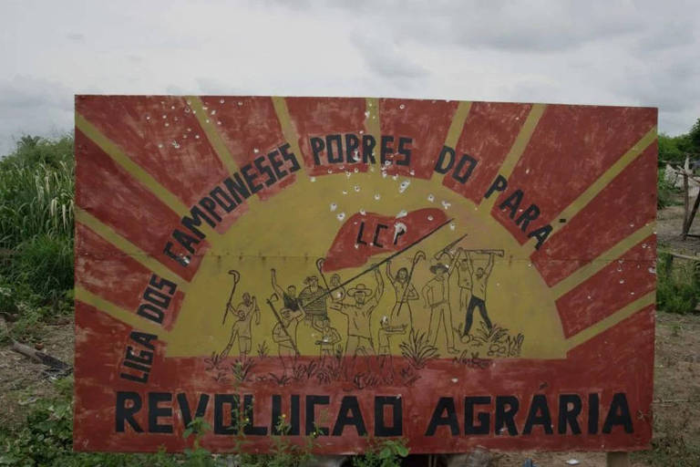 Placa de assentamento, na região onde ocorreu a chacina, foi alvejada por diversos tiros durante ataque de pistoleiros no fim de 2020 (Cauê Angeli/Repórter Brasil)