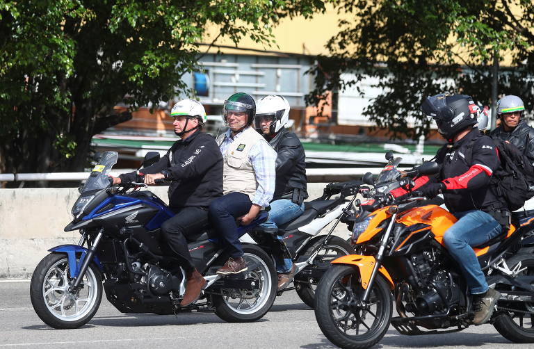 Bolsonaro faz passeio de moto no Rio e gera aglomeração