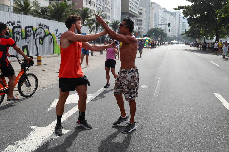 Apoiador e opositor do presidente discutem em meio a ato no Rio de Janeiro, na praia de Copacabana