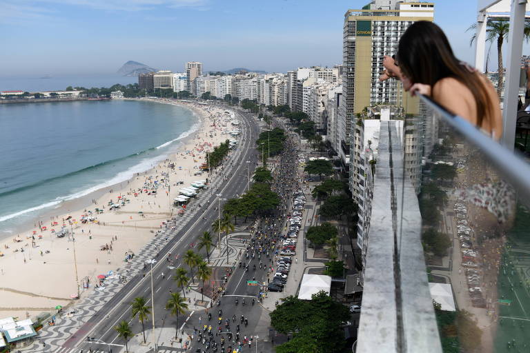 Bolsonaro faz passeio de moto no Rio e gera aglomeração