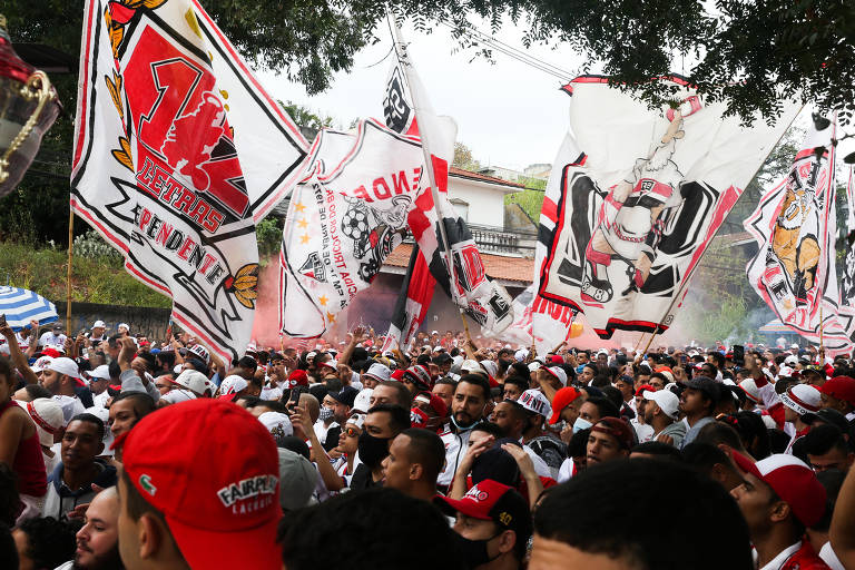 Torcida do São Paulo com bandeiras fora do Morumbi, antes da final do Campeonato Paulista de 2021