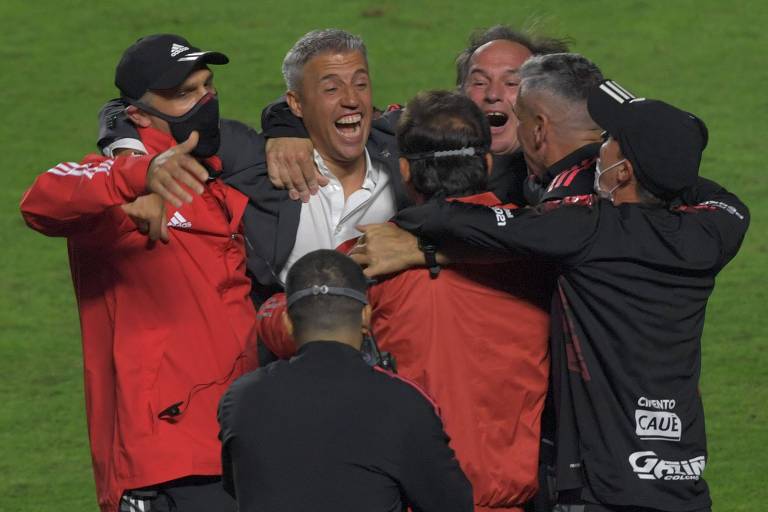 O técnico Hernán Crespo comemora com sua comissão técnica a conquista do Paulistão; agora o foco é a Libertadores