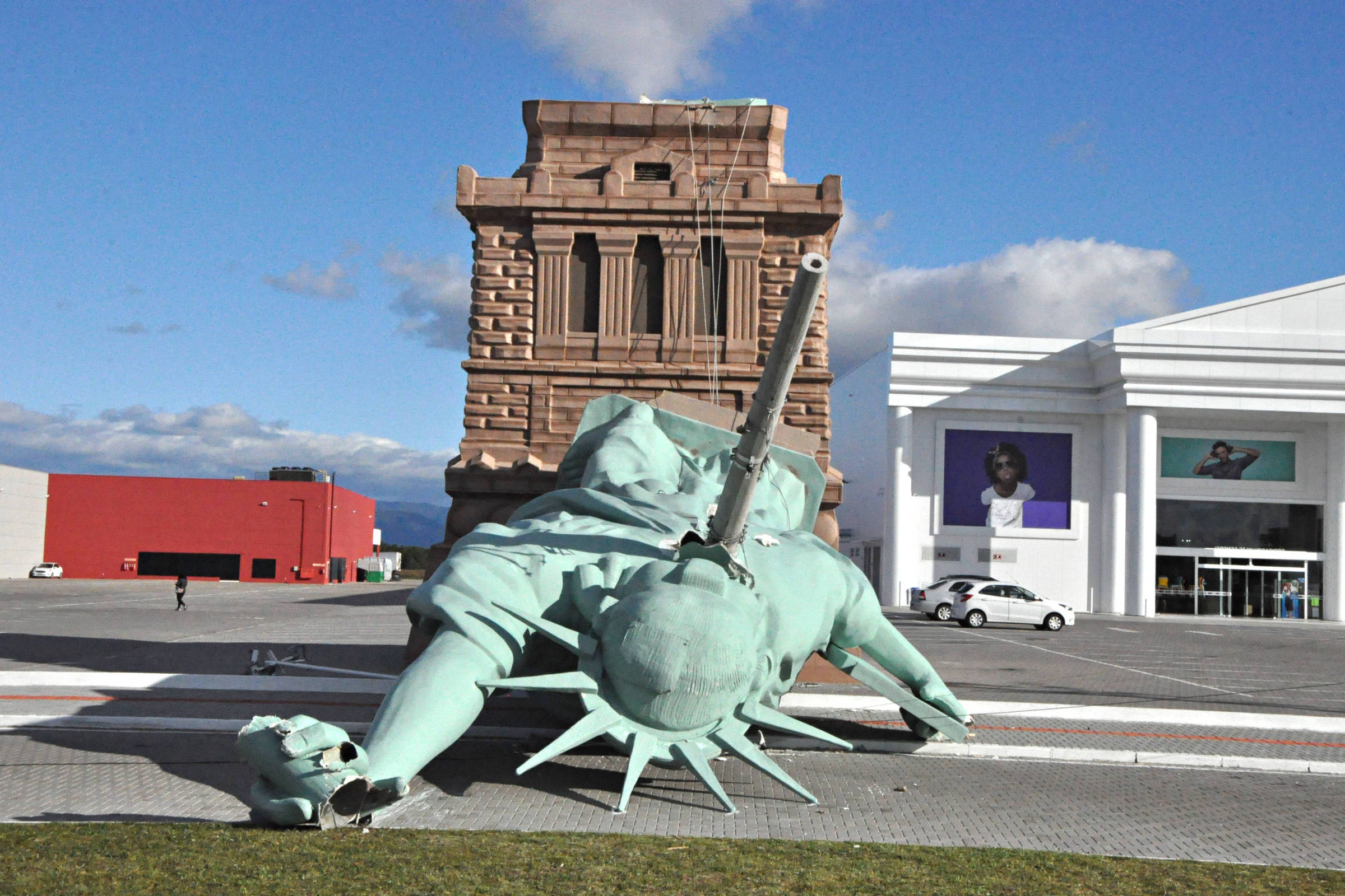 Vento forte derruba estátua da Liberdade de loja da Havan no RS -  24/05/2021 - Mercado - Folha