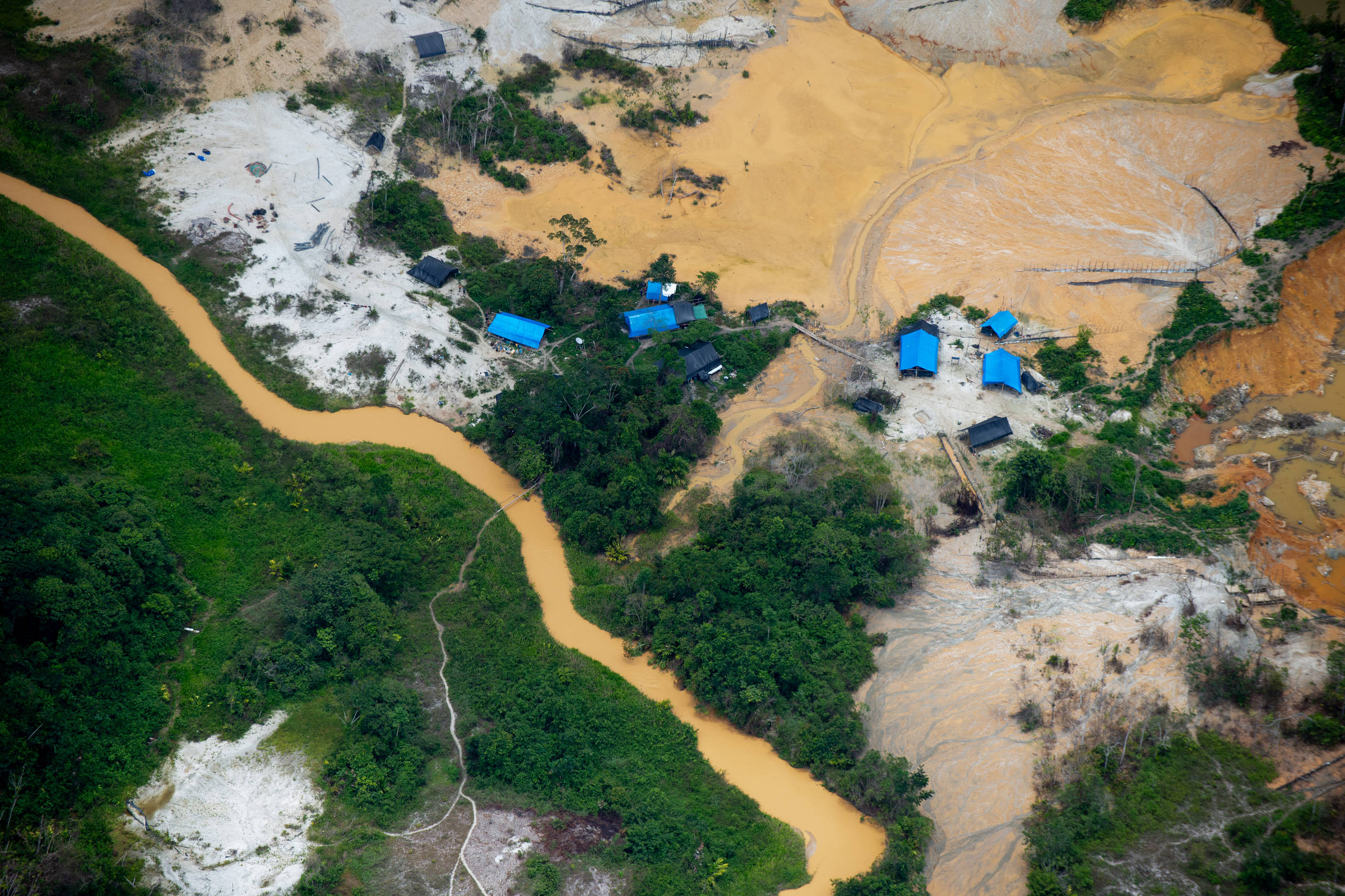 Garimpo na terra yanomami não se intimida com ação emergencial e 40 voos são feitos por dia