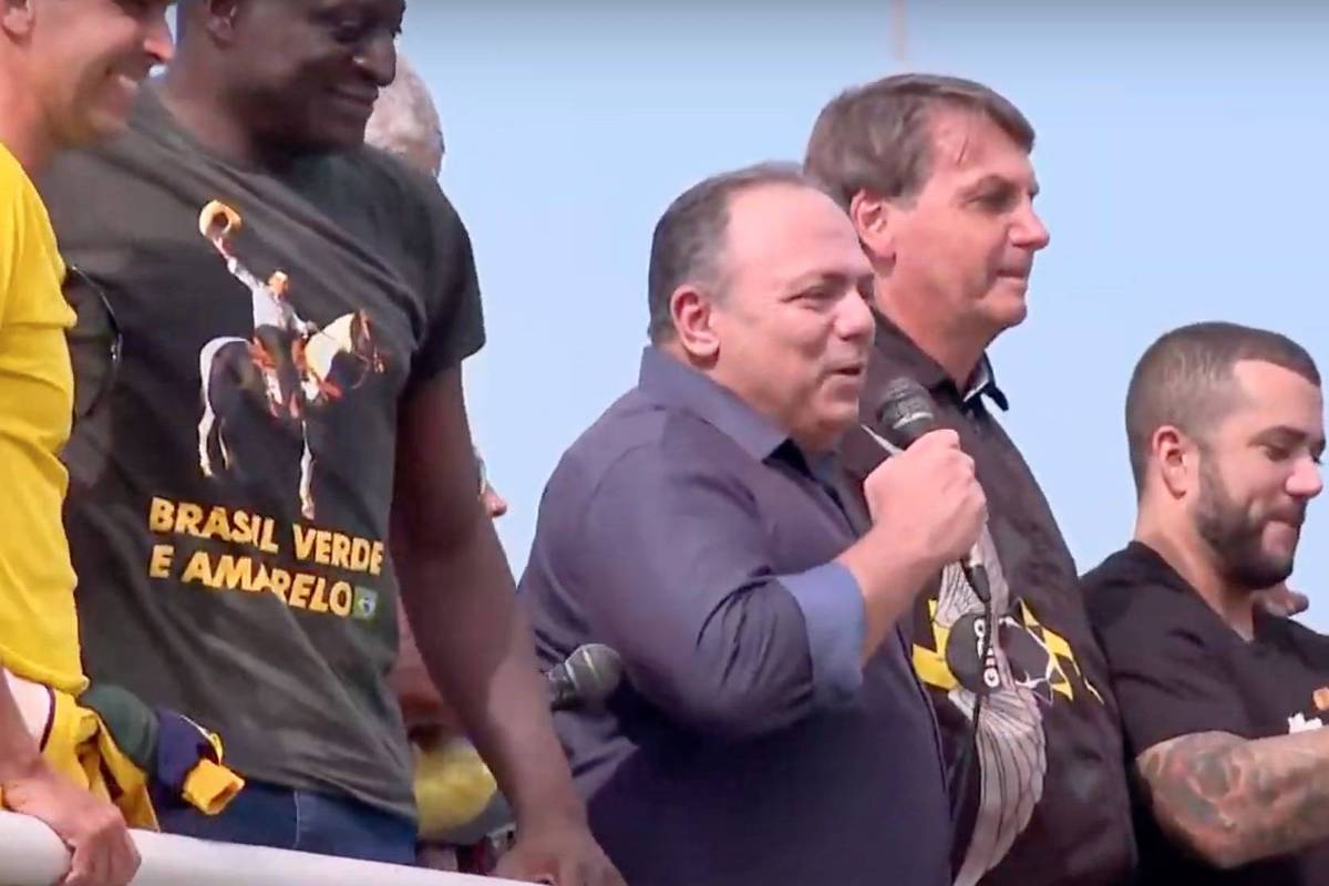Pazuello fala ao lado de Bolsonaro em ato no Rio de Janeiro, no domingo passado (23)
