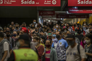 Passageiros aglomerados na estação Luz da CPTM, em São Paulo