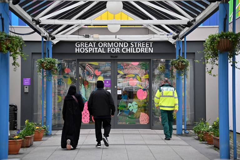 Fachada de hospital infantil em Londres
