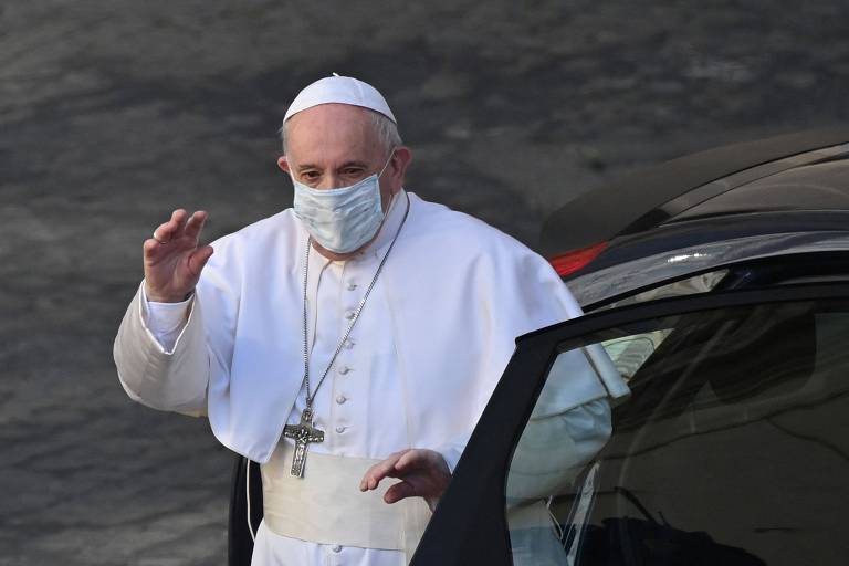 O papa Francisco acena após audiência geral no Vaticano