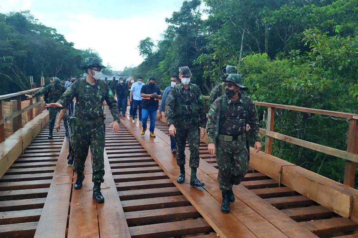 Em ritmo de campanha, Bolsonaro cruza o país e inaugura obras que incluem  até microponte de madeira - 27/05/2021 - Poder - Folha