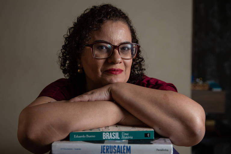 A agente de viagens Rosana Garcia, que faz tours online, na sua casa, na zona norte de São Paulo