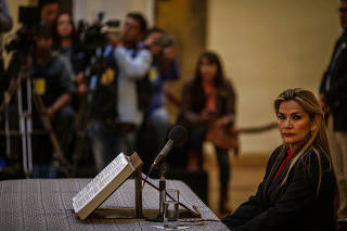 A presidente autoproclamada da Bolívia, Jeanine Añez, em coletiva no Palácio Quemado