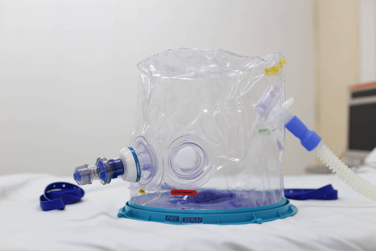 capacete de plástico com tubos em maca de hospital