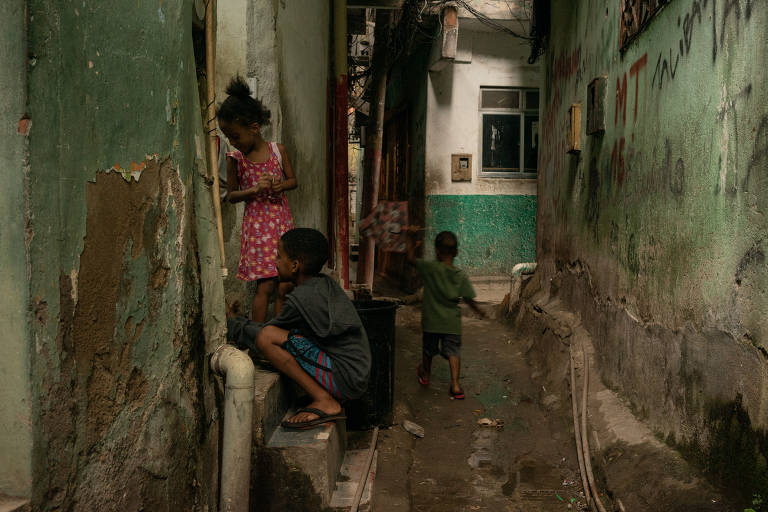 Crianças brincam em rua onde moradores relatam que policiais entraram nas casas de moradores